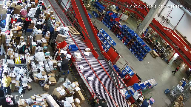 Curierii livrează pachete și în Sâmbăta Mare. Ce au cumpărat românii de Paște