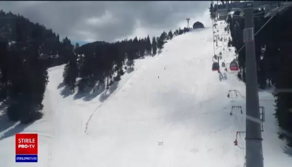 Condiții bune de schi, la munte. Turiștii își vor putea petrece Paștele pe pârtie