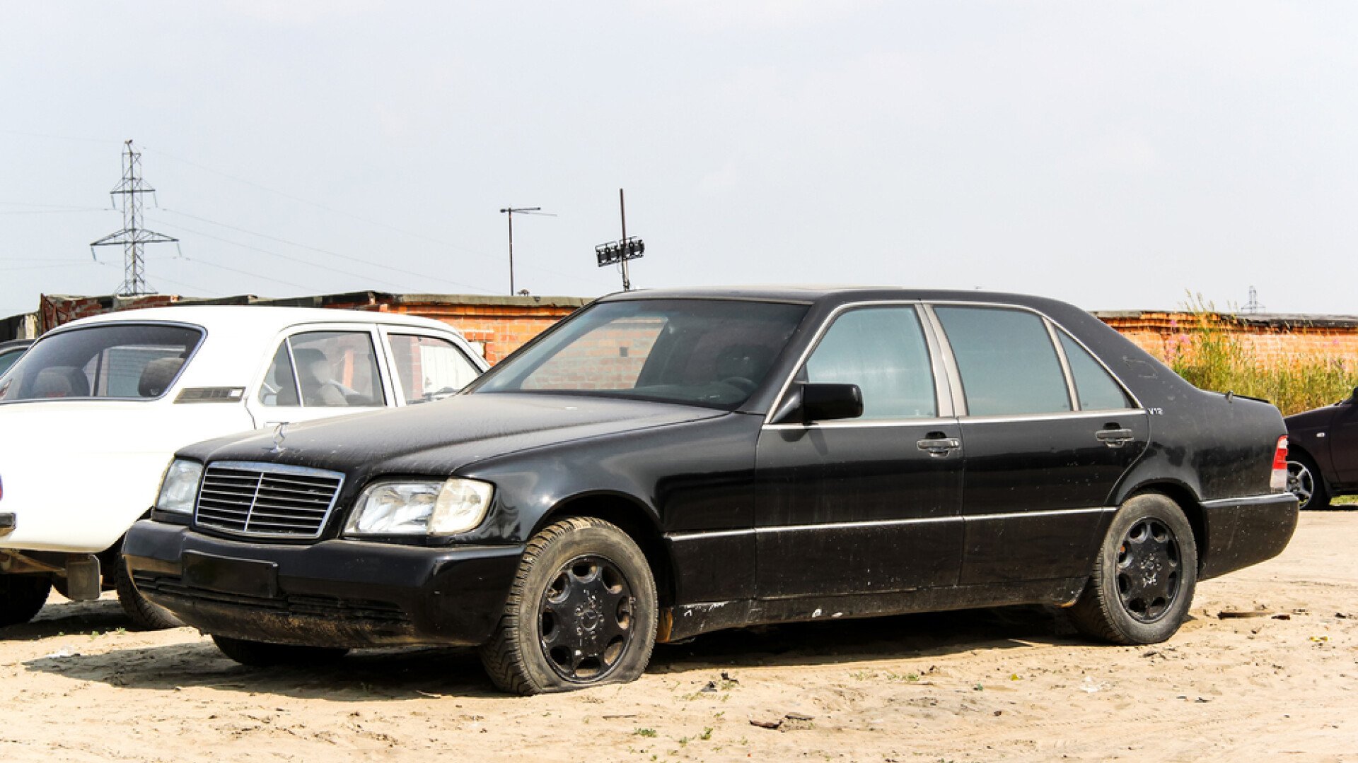 Trei polițiști din Cluj trebuie să îi repare Mercedesul unui bărbat cercetat pentru proxenetism, după ce i l-au sechestrat