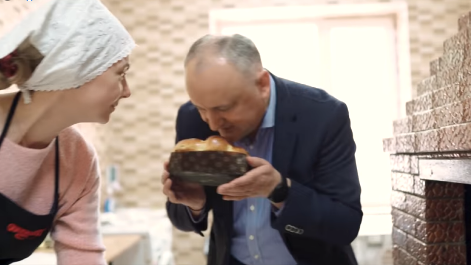 Igor Dodon, ironizat pe Facebook, pentru că a scos un cozonac din cuptor cu mâna goală