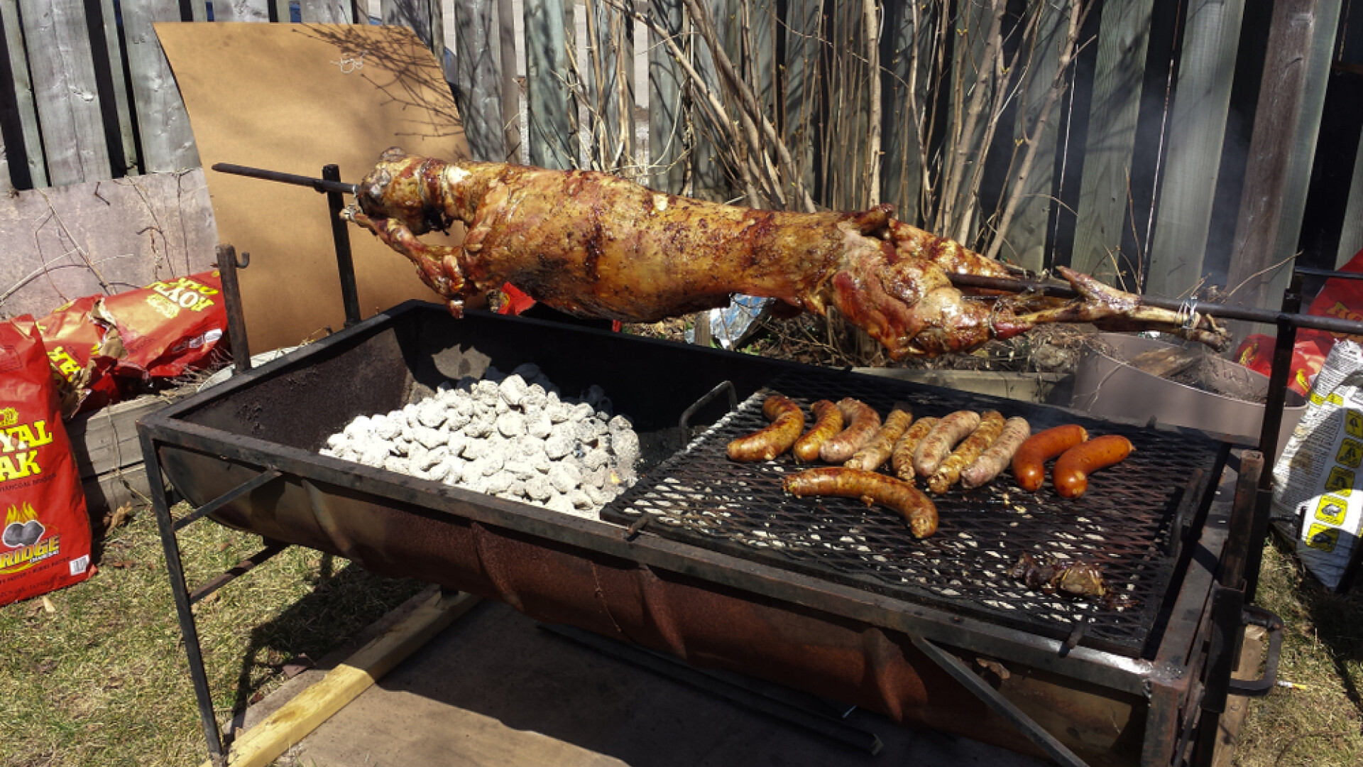 Petrecerile sunt interzise de Paşte, chiar și acasă. Câte persoane se pot aduna la un grătar, la iarbă verde