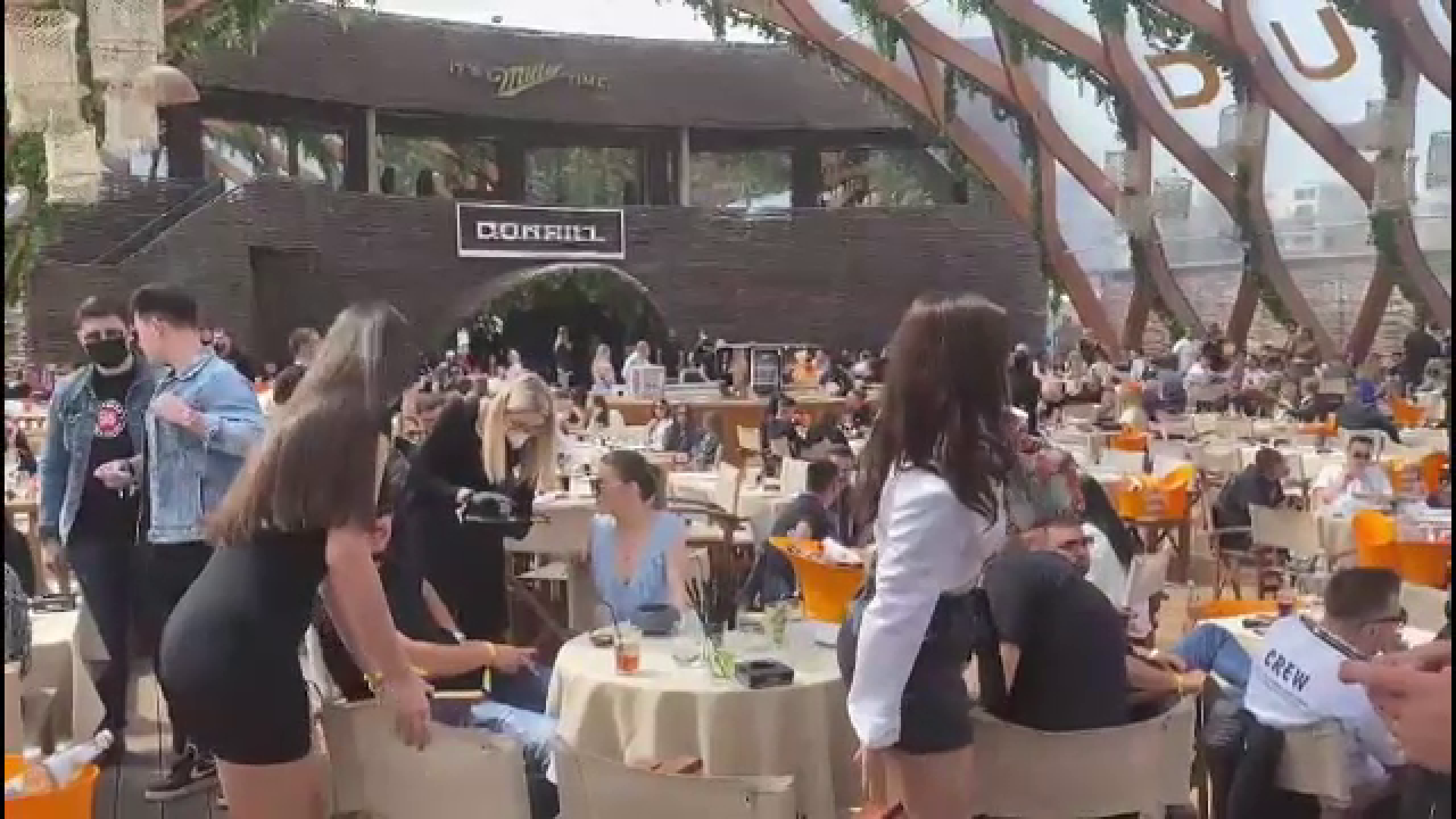 Distracție cu restricții de 1 Mai. Petrecăreții au plătit și 5.000 de euro pentru rezervarea unei mese în club la Mamaia