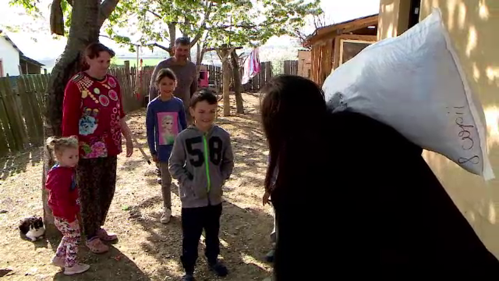 Mii de copii săraci din Iași au primit haine, mâncare şi jucării, cu ajutorul Asociației „Glasul Vieții”