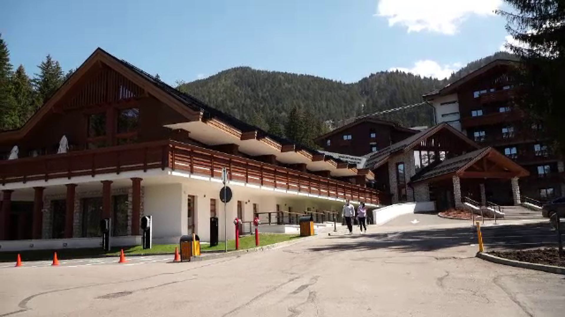 Românii care au ales să meargă la munte au parte de un Paște de vis. ”E minunat. Am uitat de pandemie”