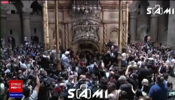 Lumina Sfântă ajunge la bisericile din țară, de la Ierusalim, cu vestea că Hristos a Înviat