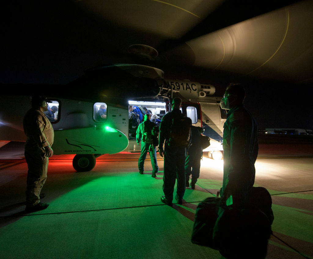 Cei patru astronauţi din cadrul misiunii Crew-1 a SpaceX au revenit pe Pământ