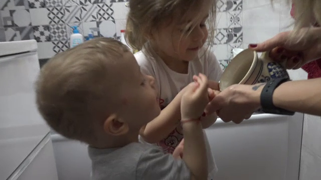 În prima zi de Paște, copiii au căutat cadourile ascunse de iepuraș. ”Vai, câte ți-a adus!”