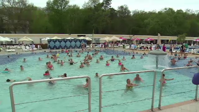 Pe o vreme ca de vară, cei care au petrecut Paștele în apele de la Băile Felix au dat lovitura