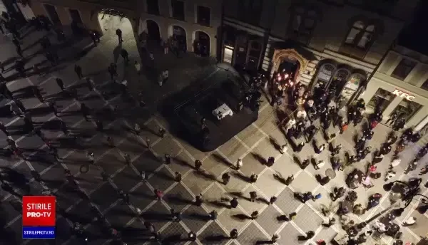 VIDEO impresionant de la slujba de Înviere din Brașov. Oamenii au respectat distanțarea