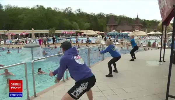 Pe o vreme ca de vară, cei care au petrecut Paștele în apele de la Băile Felix au dat lovitura