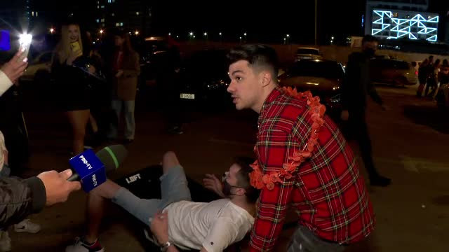 VIDEO. Petrecăreții au ieșit cu roaba dintr-un club de fițe din Mamaia: ”În seara asta nu mai bem”