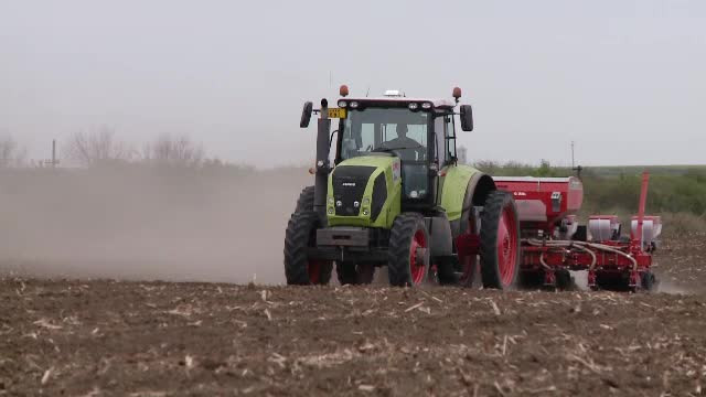 Fermierii români care au dat sapa şi coasa pe tractoare ghidate prin GPS şi drone