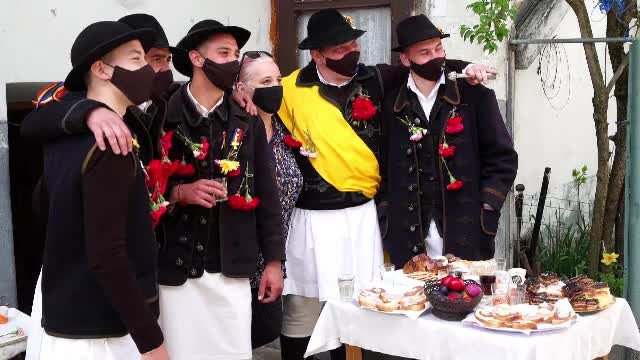 Străzile din Brașov au răsunat de chiote și hore încinse de junii ieșiți la stropit