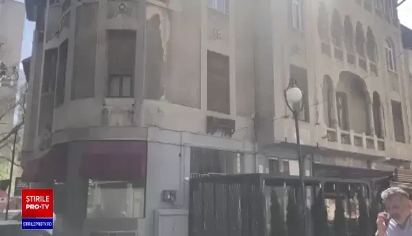 Incendiu în București, într-un imobil din spatele Ateneului Român. Proprietarul, imobilizat de poliție