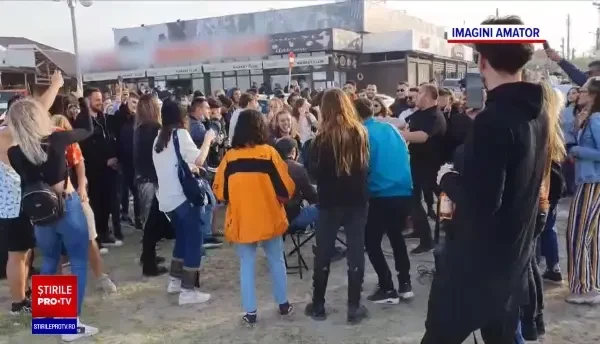 Tinerii s-au distrat și în ultima zi liberă de Paște pe plaja din Vama Veche. ”Senzația e plăcută după un an de stat în casă”