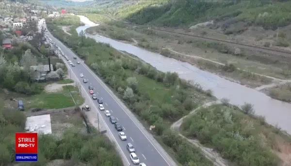 Tradiționalul trafic blocat de pe Valea Prahovei a exasperat turiștii și în acest Paște: ”E deja o sufocare pentru noi!”