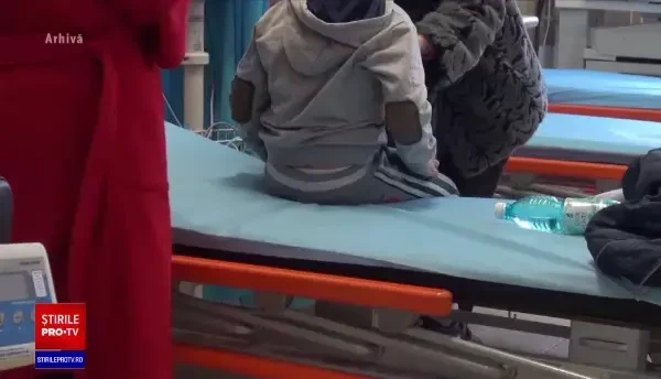 Doi copii din Botoșani s-au intoxicat cu paracetamol sirop. Au fost aduși la București cu un avion SMURD