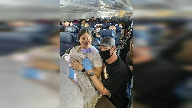 Un bebeluș, născut într-un avion, deasupra oceanului Pacific. Cine a ajutat la nașterea sa