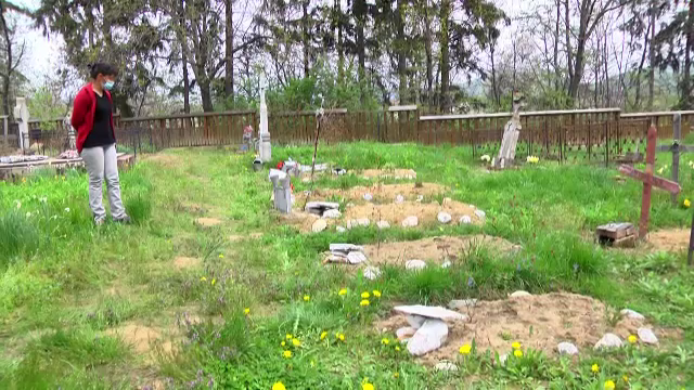 Ce au găsit două surori din Dâmboviţa în cimitir, chiar de Paşte. "Nuţo, nu mai sunt crucile"