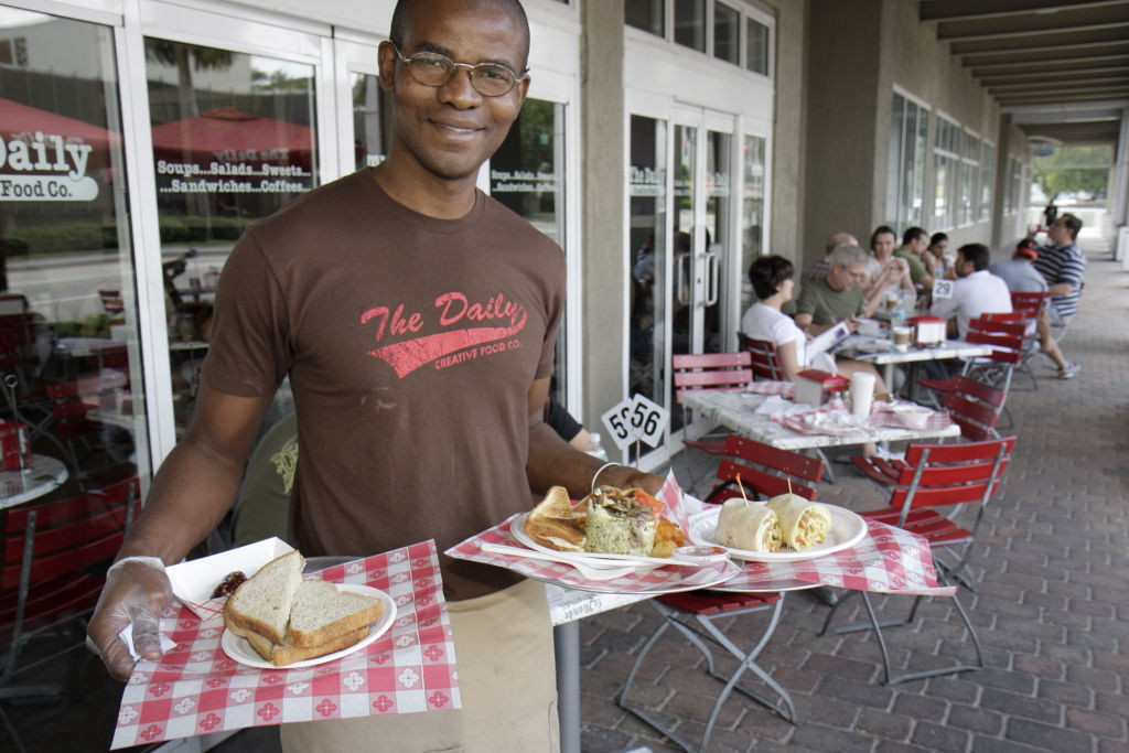 Un patron de restaurant care a ținut în sclavie un bărbat de culoare, condamnat la 10 ani de închisoare și plata a 500.000 $