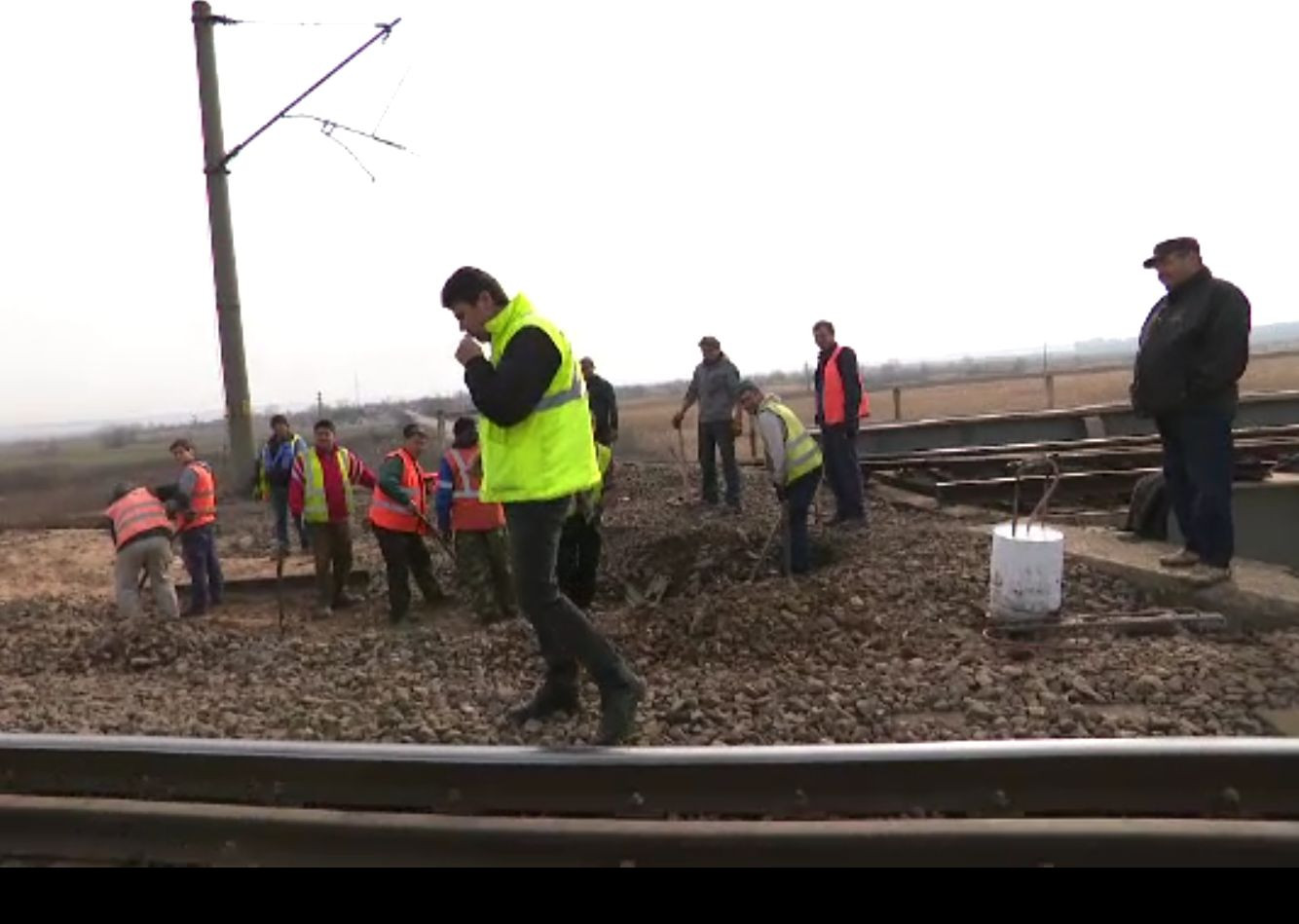 În anul european al căilor ferate, trenurile merg în România şi cu 5 km/h iar CFR nu are şine în stoc
