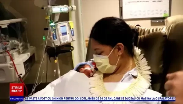 Un bebeluș, născut într-un avion, deasupra oceanului Pacific. Cine a ajutat la nașterea sa