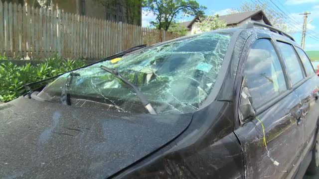 O femeie începătoare la volan a făcut accident cu copiii ei în mașină