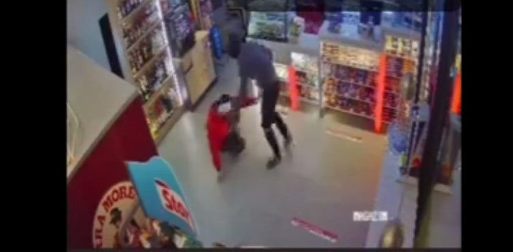 VIDEO. Momentul în care angajatul unei benzinării din Sibiu este înjunghiat de un tâlhar. Agresorul încă este liber