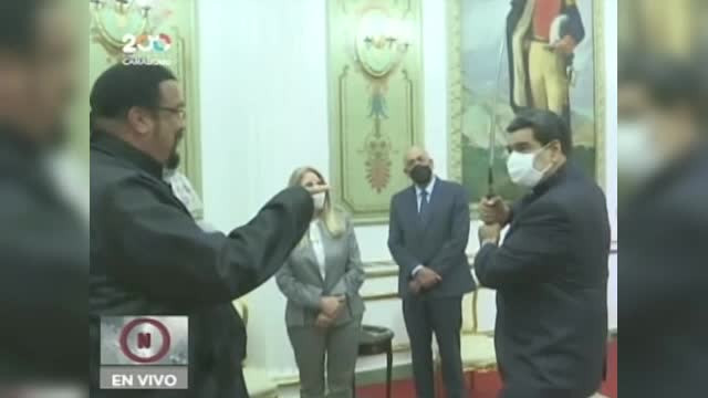 Vizită memorabilă a lui Steven Seagal în Venezuela. I-a dăruit o sabie de samurai lui Maduro