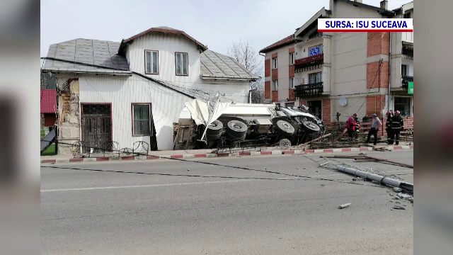 O autobasculantă încărcată cu pietriș s-a izbit de o casă. Șoferului i s-a făcut rău la volan