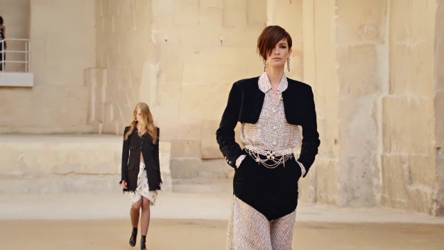 Casa de modă „Chanel” și-a prezentat noua "colecție croazieră" într-un decor spectaculos. VIDEO