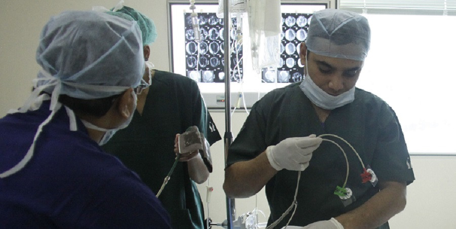 Un medic în vârstă de 26 de ani decide cine trăiește și cine moare într-un spital din India