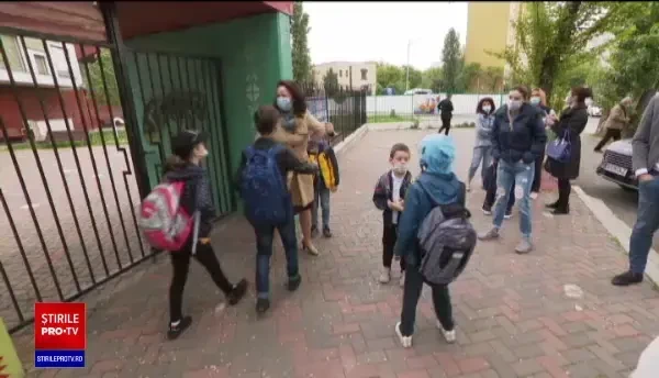 Momente emoționante în școlile din România. Cum au reacționat elevii în prima zi de cursuri