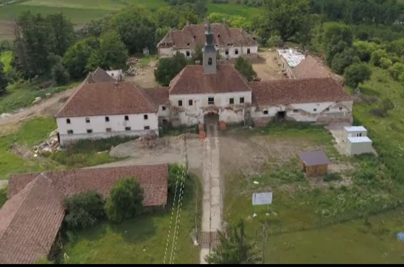 Castelele conților din Transilvania, renovate cu bani europeni, după ce comuniștii au crescut în ele porci și cai
