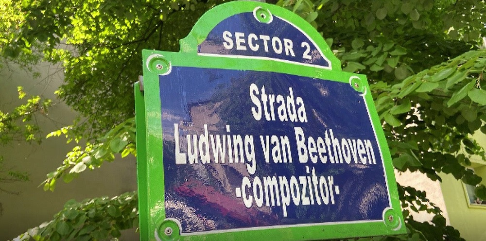 Plăcuţe greşite pe străzile Capitalei. Cum au fost scrise numele lui Beethoven și Rahmaninov. "E polonez, nu?"
