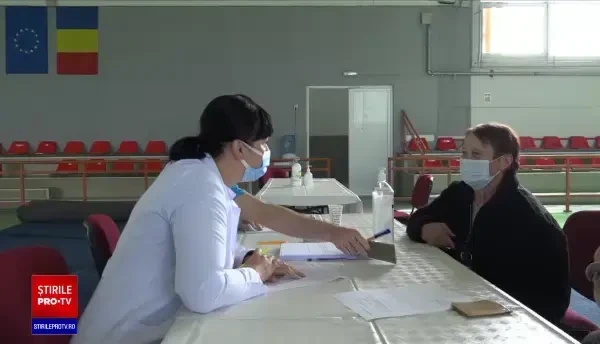 Centru de vaccinare într-o comună din judeţul Mureş. Este unul dintre primele din mediul rural