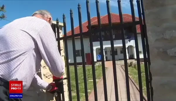 O primărie din Gorj s-a închis pentru că angajaţii strâng gunoiul din comună. "Am găsit şi un şarpe"