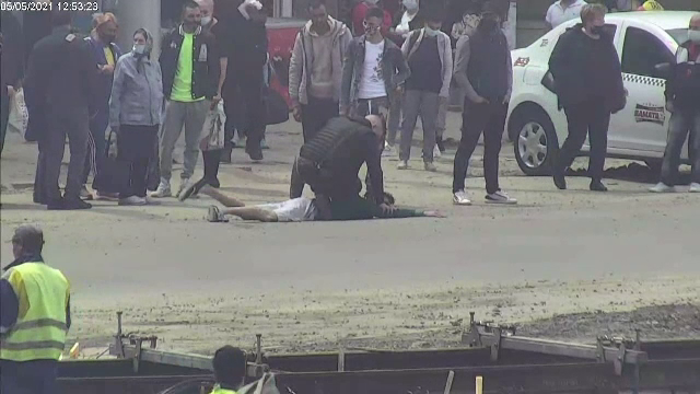 Un individ care amenința cu un cuțit un bărbat într-o stație de autobuz, pus la pământ de un polițist aflat în timpul liber