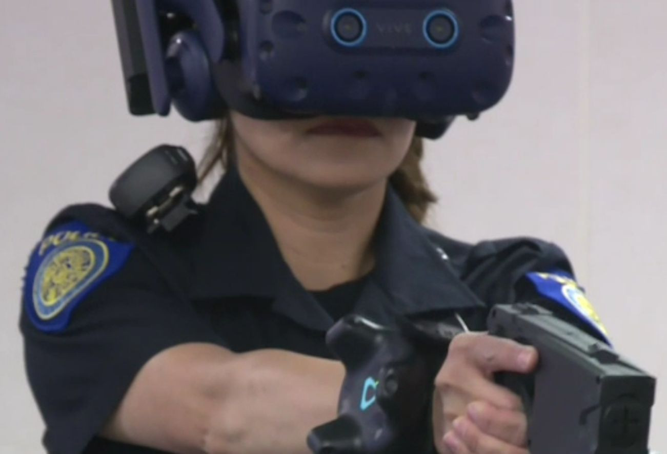 Polițiști antrenați de AI, într-un centru pilot din SUA. Ce învață agenții