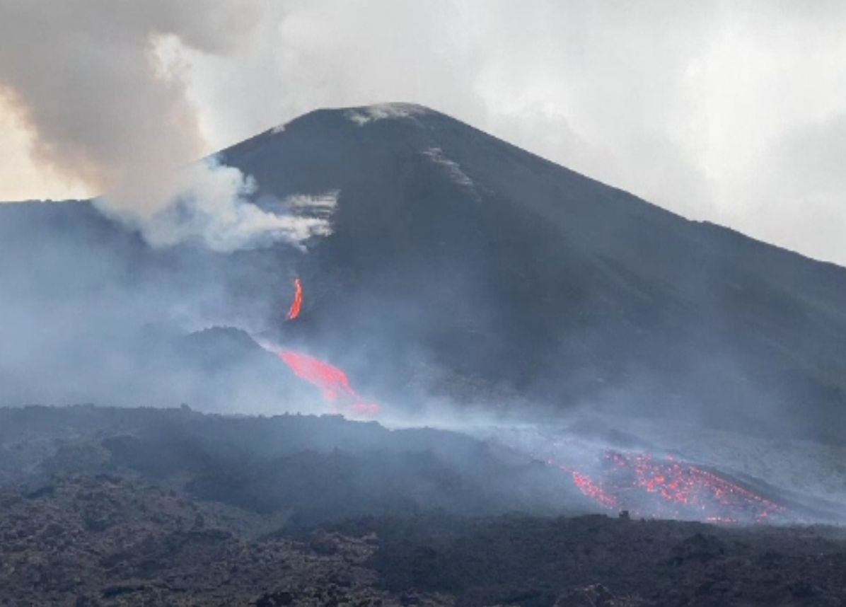 Alertă în Guatemala, după erupția unui vulcan. Șiroaiele de lavă coboară din vârf