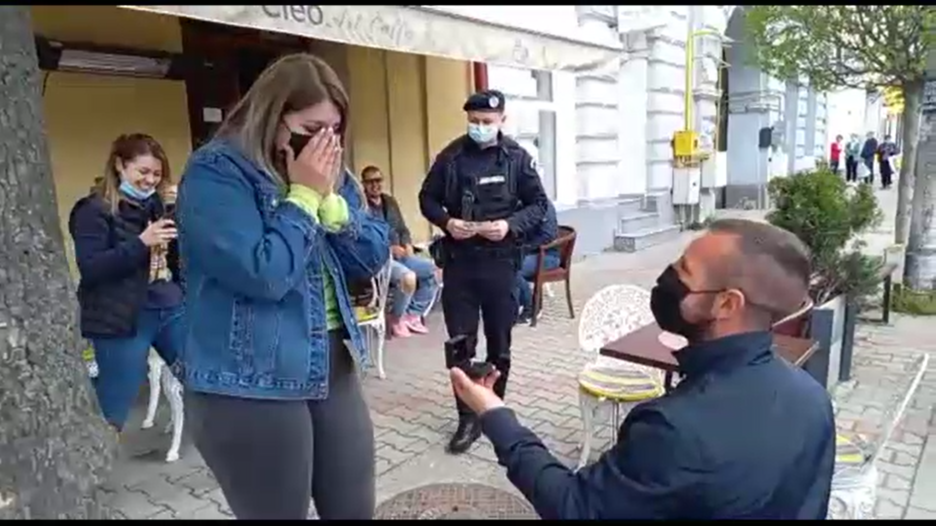 Cerere în căsătorie inedită, la o terasă din Năsăud. Jandarmii au intervenit