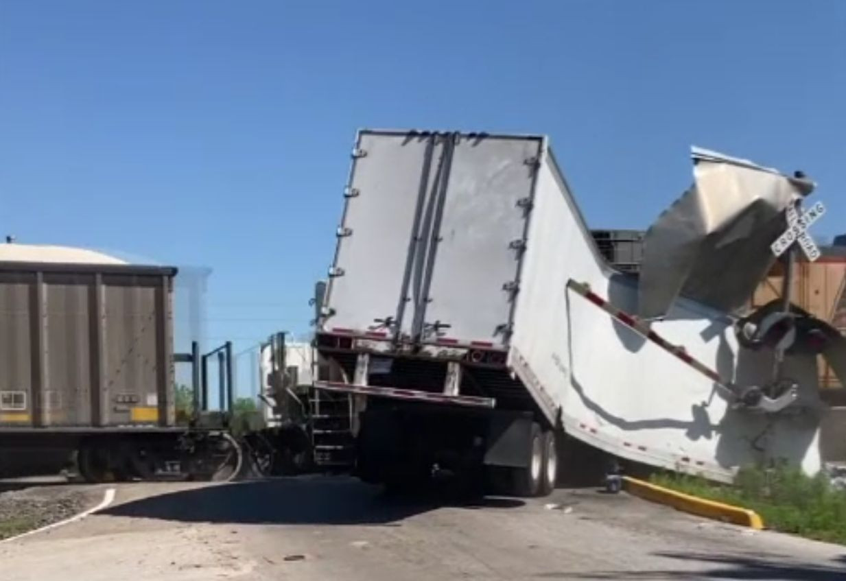 Imagini spectaculoase cu un camion plin cu sticle cu apă, lovit de tren. Ce s-a întâmplat cu șoferul