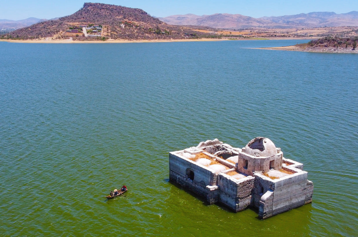 Biserica istorica care a reiesit la suprafata apei unui lac dupa mai bine de 40 de ani