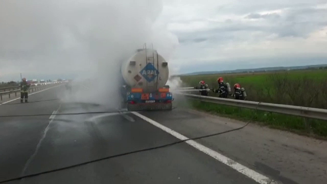 O cisternă cu benzină și motorină a luat foc pe A1. Pompierii au evitat un dezastru