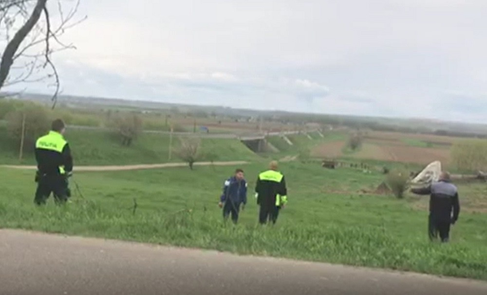 Un tânăr căutat de poliţie pentru furturi a încercat să scape dând cu pietre în agenţi. Judecătorii l-au eliberat apoi