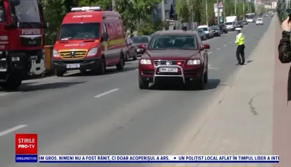 Panică într-un bloc din Iași, după ce acoperișul clădirii a fost cuprins de flăcări. 50 de oameni, evacuați