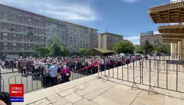 Maratonul de vaccinare a început în București. Sute de persoane, la Sala Palatului