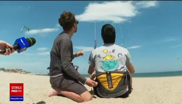 Kite surfingul, tot mai popular şi la noi. Cât de costisitor este acest sport
