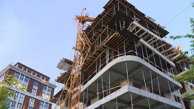 O macara s-a rupt pe un șantier din București, în timp ce muncitorii lucrau la clădire