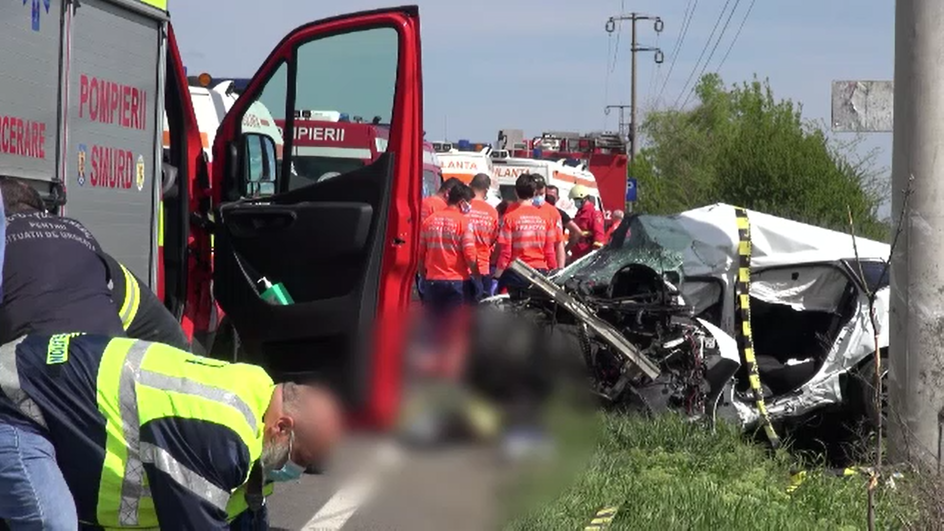 Tragedie pe DN1. Doi soți și-au pierdut viața, iar copiii lor sunt grav răniți după ce au intrat cu mașina într-un stâlp